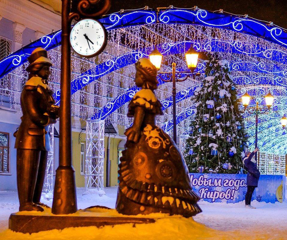 Киров Театральная площадь зима. Театральная площадь Киров 2019. Театральная площадь Киров новый год. Театральная площадь Киров зимой.